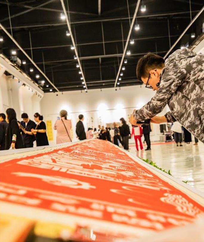 山西呂梁:剪紙書法共話“人人持證”