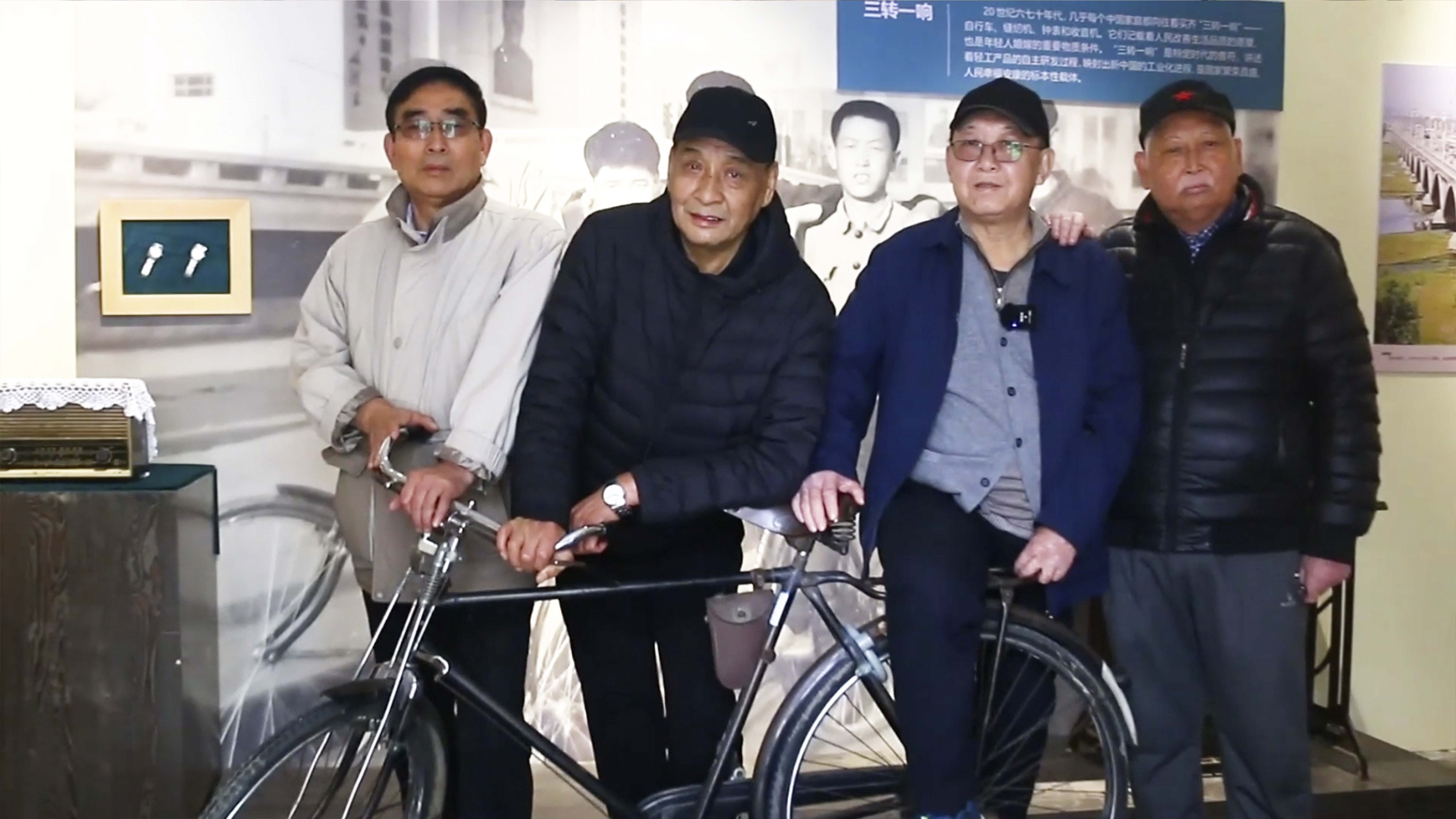 時隔52年四位老人的合影。太原日報社全媒體指揮中心供圖