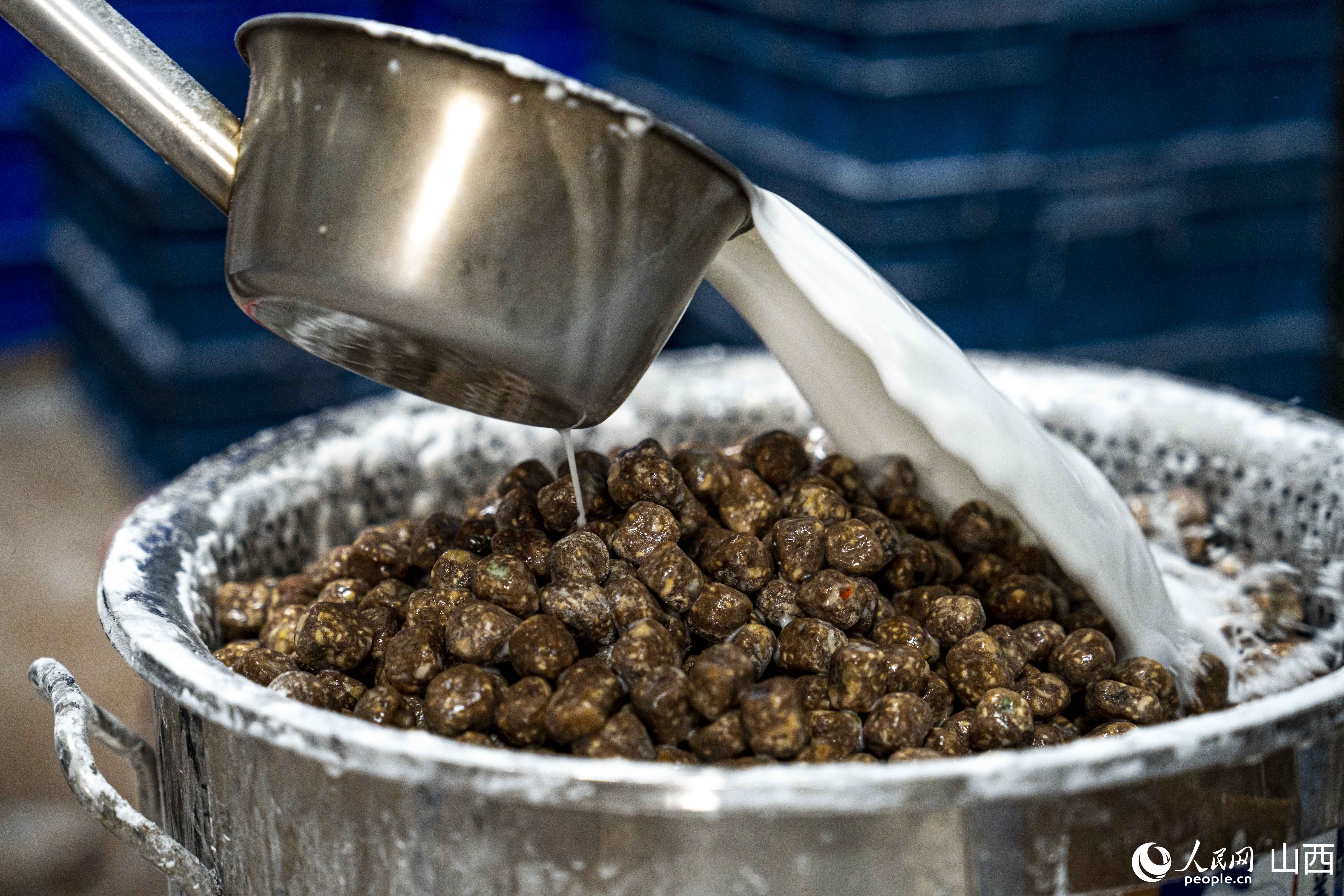 加入老陳醋的元宵“醋芯”。人民網盧鵬宇?攝