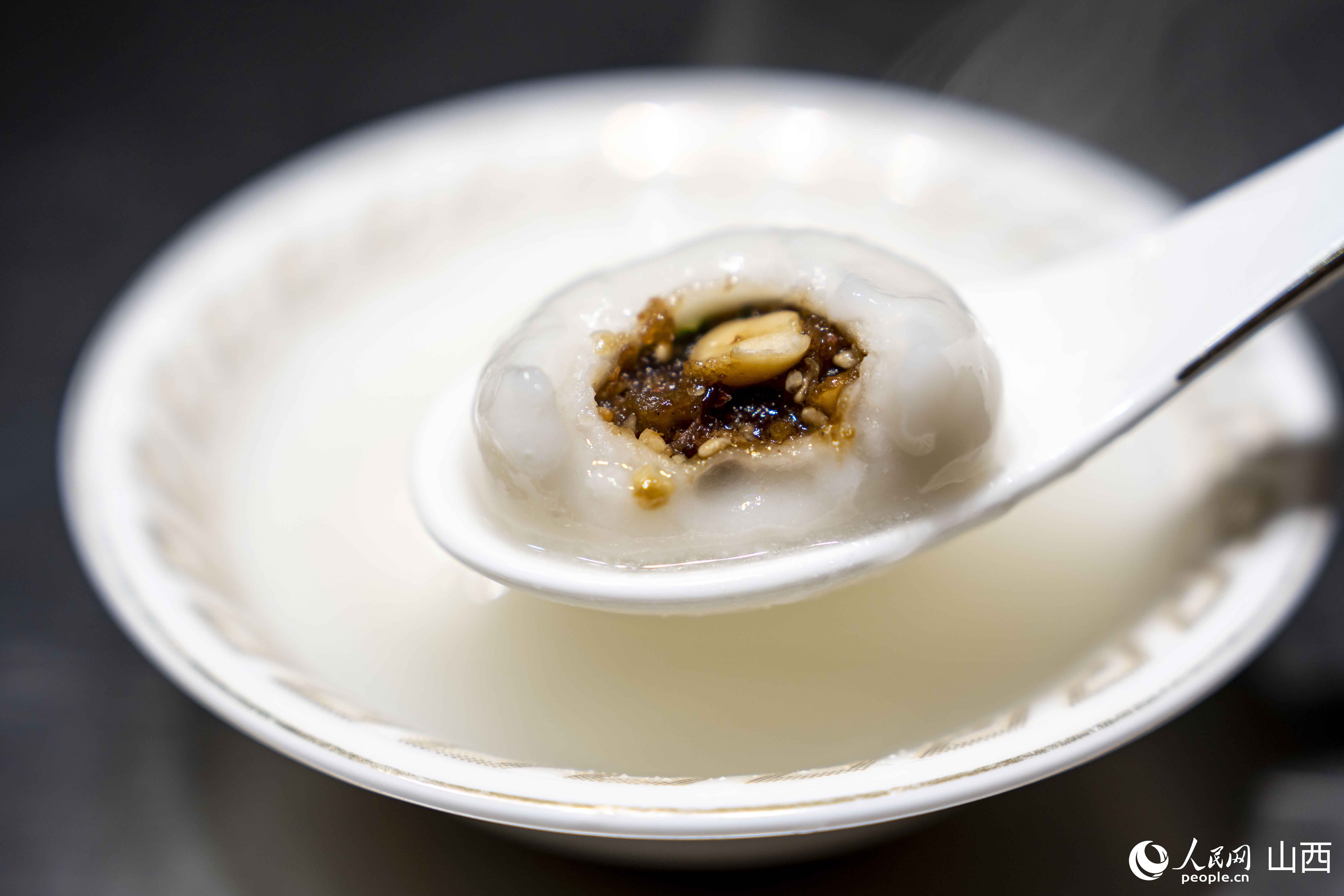 剛出鍋的老陳醋元宵。人民網盧鵬宇?攝