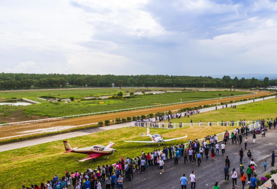 綠色是右玉最亮麗的富民色種綠就是種希望、種財富。 讓綠水青山有“顏值”，金山銀山才更有“價值”。生機勃勃的生態文化旅游產業，如同一家家“綠色銀行”，幫助右玉老百姓“借景生財”。
