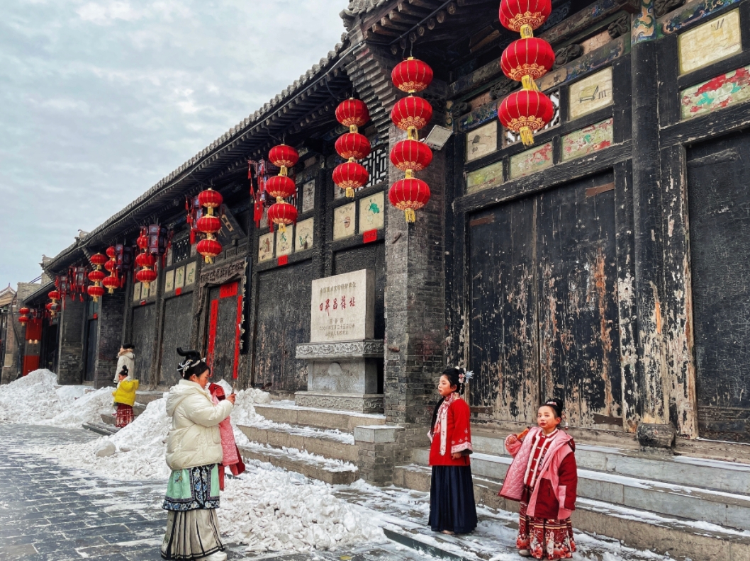 平遙古城里隨處可見旅拍的游客。王帆攝