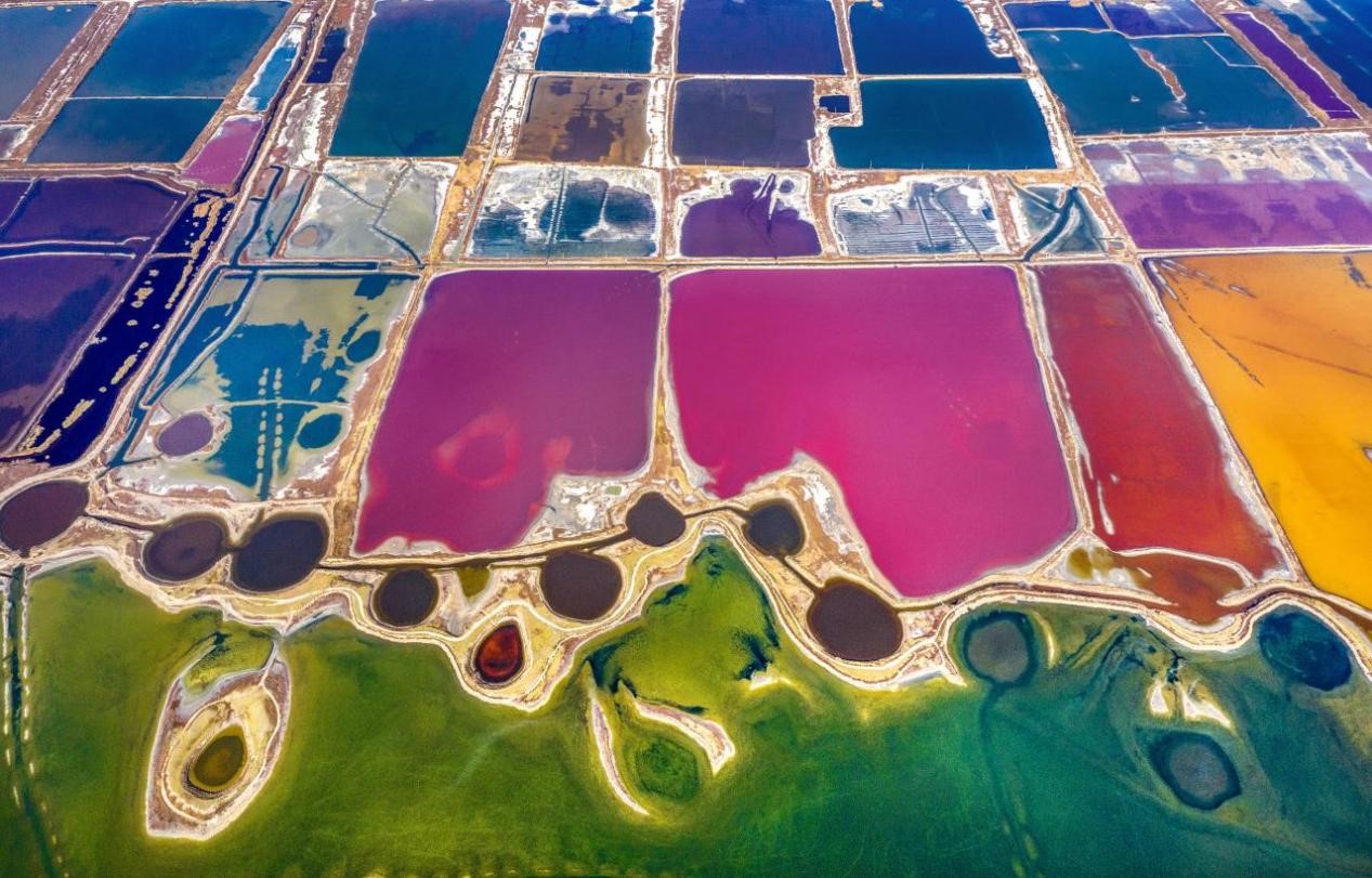 鹽湖：大地調色盤鹽湖景區呈現出色彩斑斕的美景