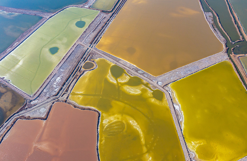 冬日鹽湖美如畫千年鹽湖在寒風吹拂下，水波蕩漾，景美如畫。