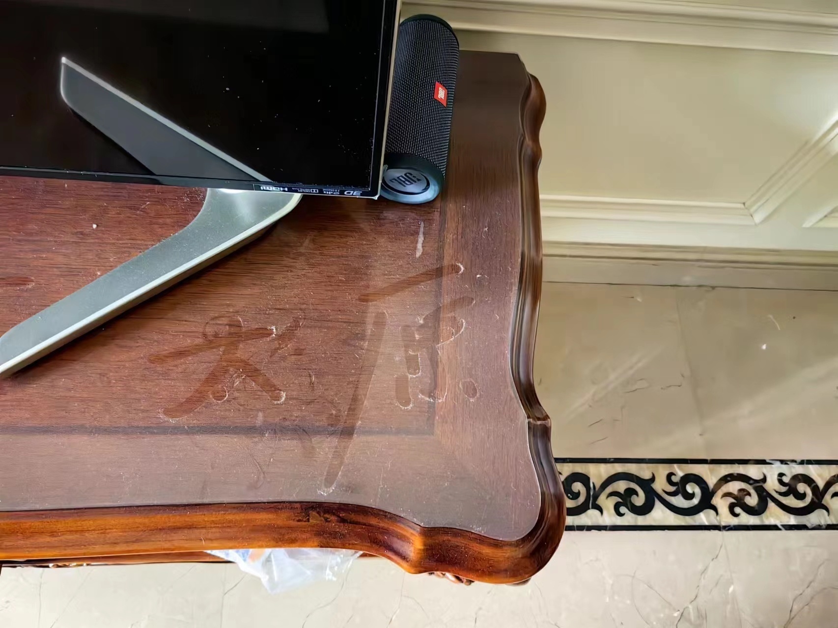 太原一位常住居民，開了幾天窗戶，還放著紗窗，家里落滿了灰塵。