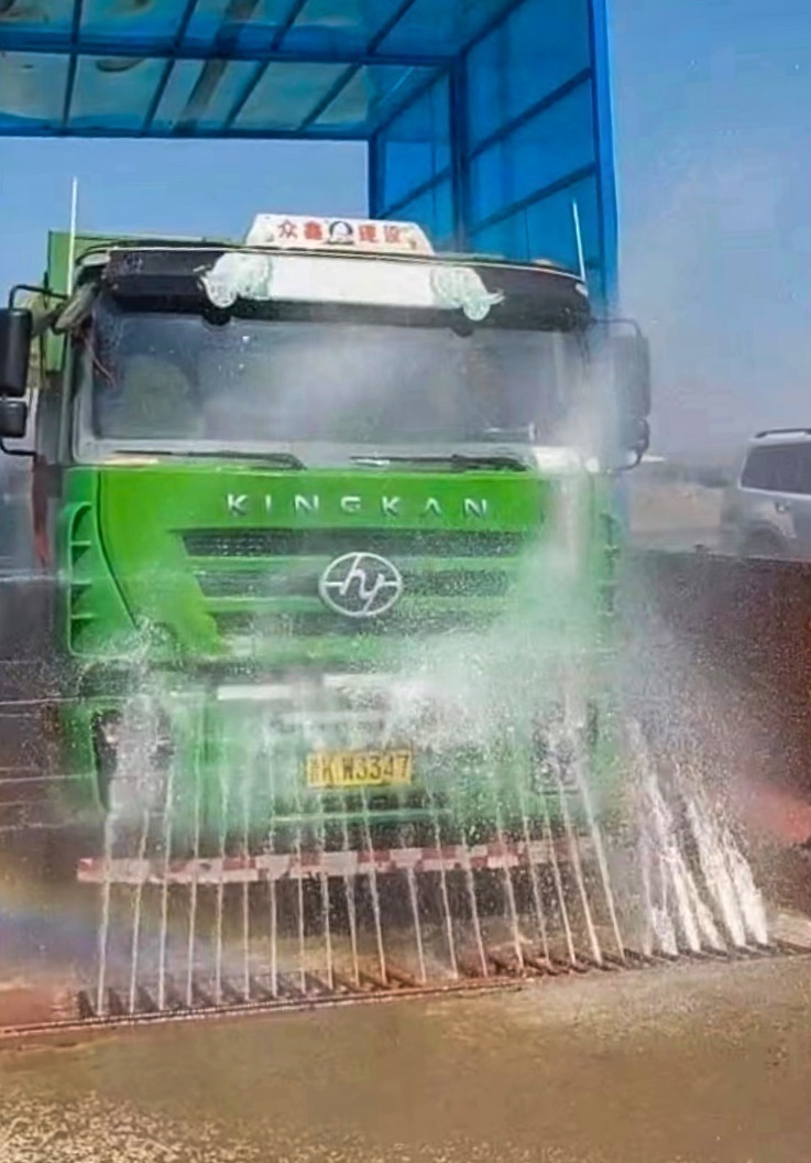 項目工地對出入車輛進行清洗。來源：太原市城鄉管理局