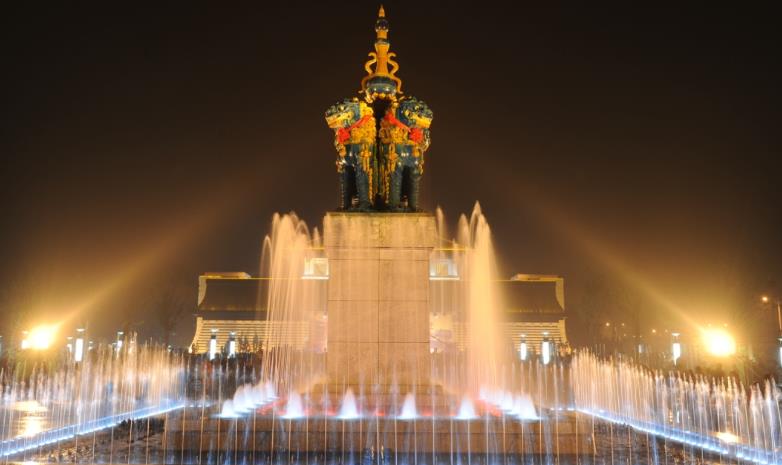 孔雀藍琉璃雕塑藝術品《四獅抬瓶》