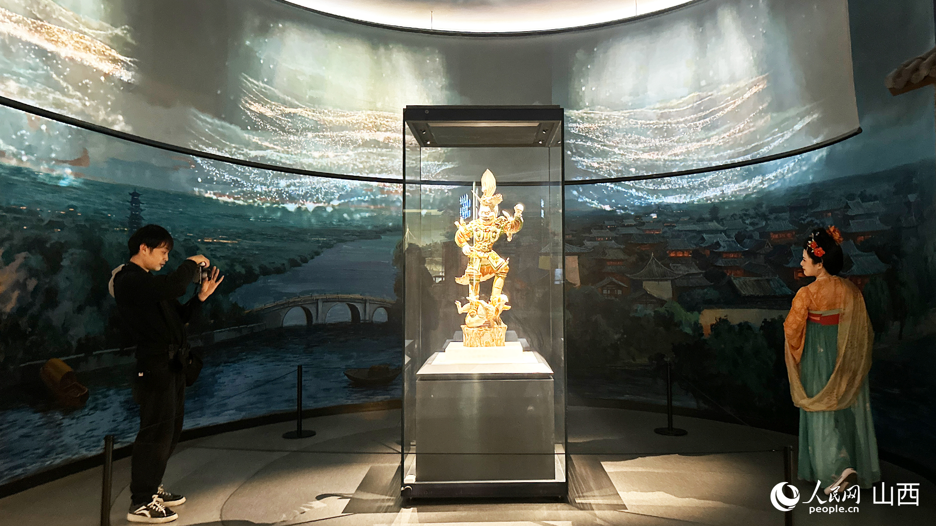 游客在隋唐大運河文化博物館內拍照。