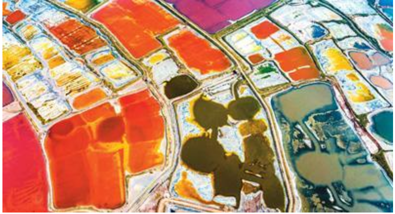 運城鹽湖色彩斑斕。薛 俊攝（人民圖片）