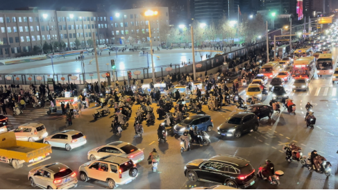 山大附小門前路口人車混行。學生離校接近尾聲，最后一波接學生的電動車正在撤離。人民網記者馬瑩攝