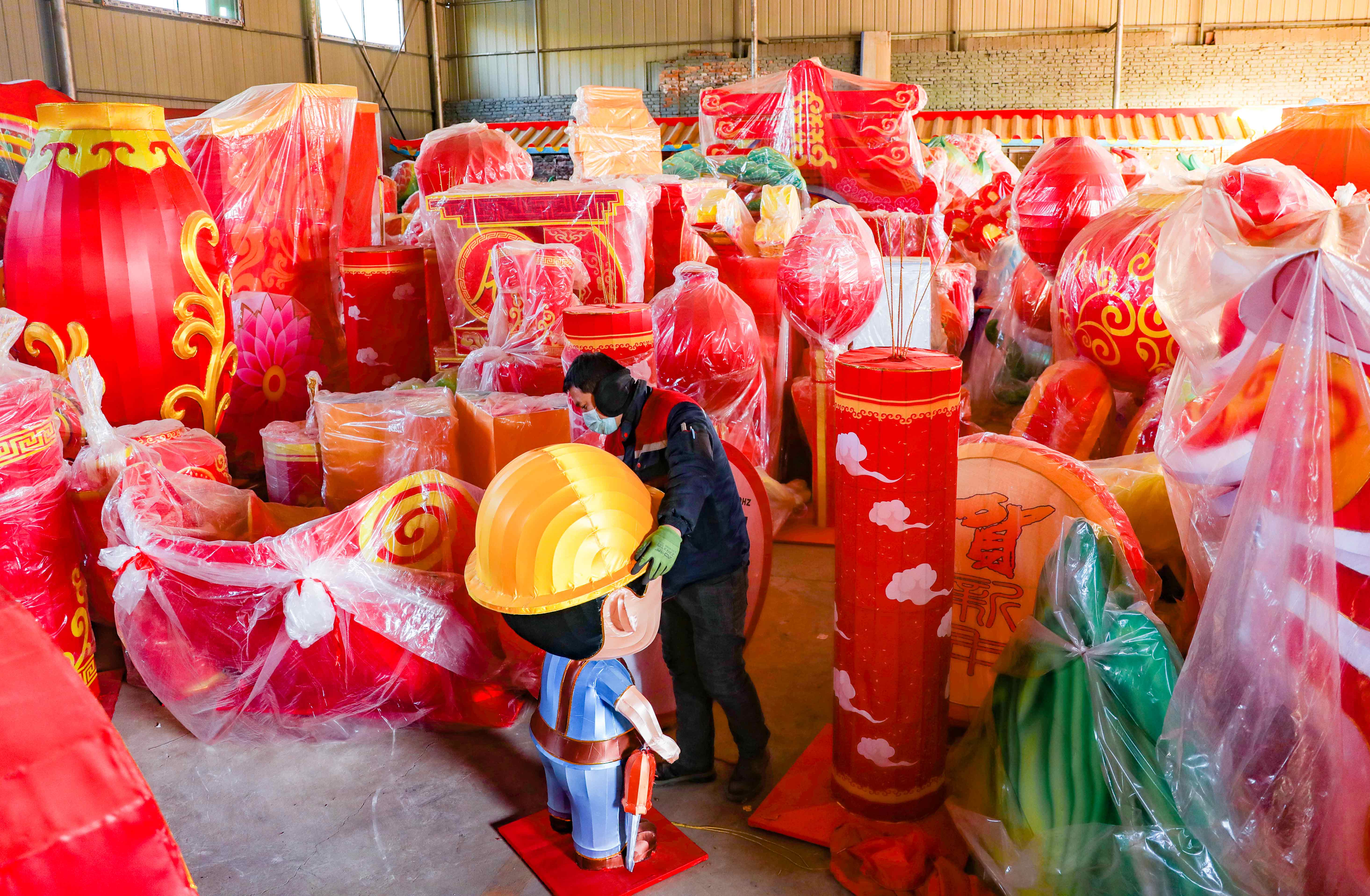 倉庫里各式各樣的新春花燈。人民網記者 王帆攝