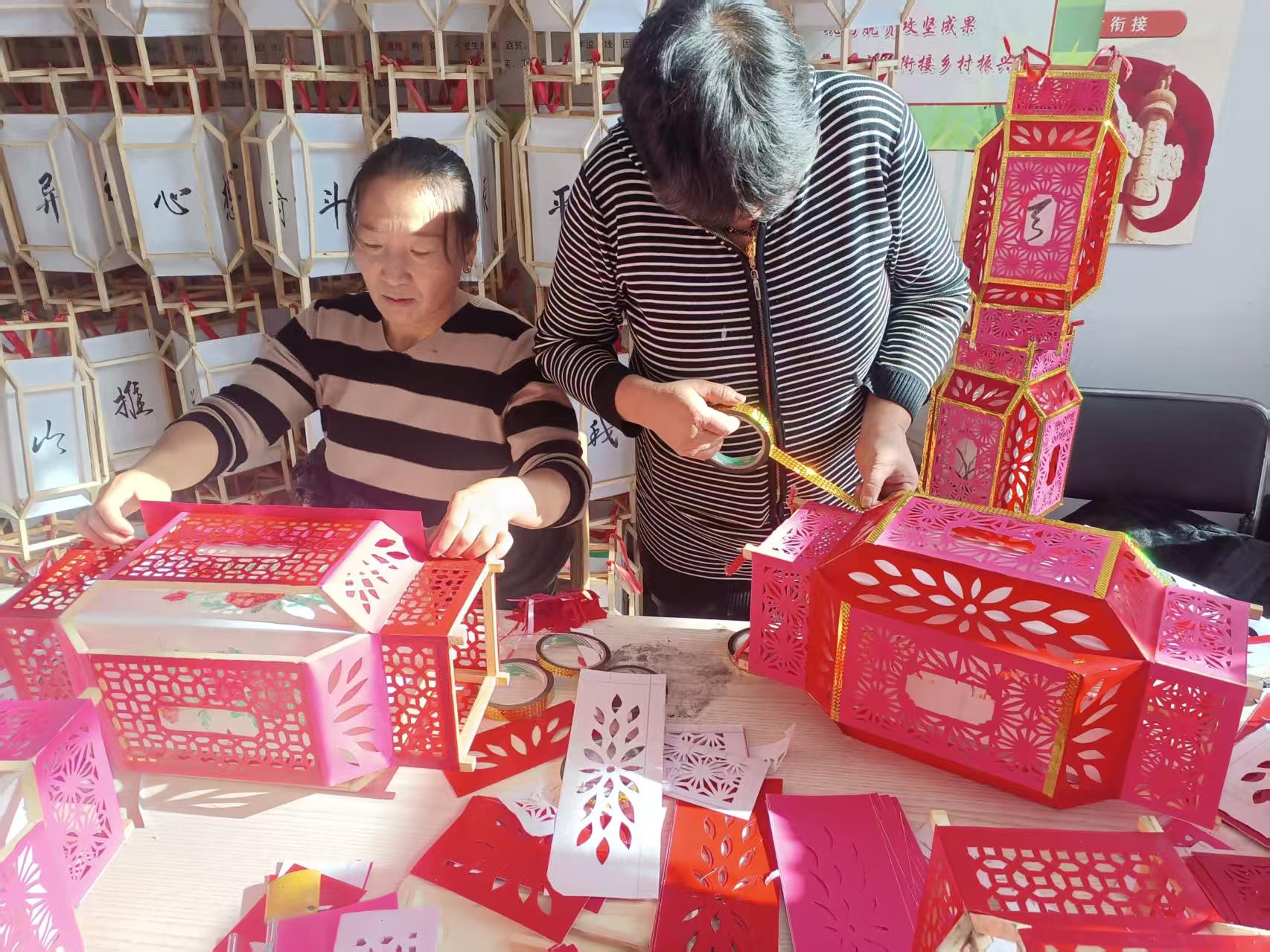 村民在村委會制作宮燈。