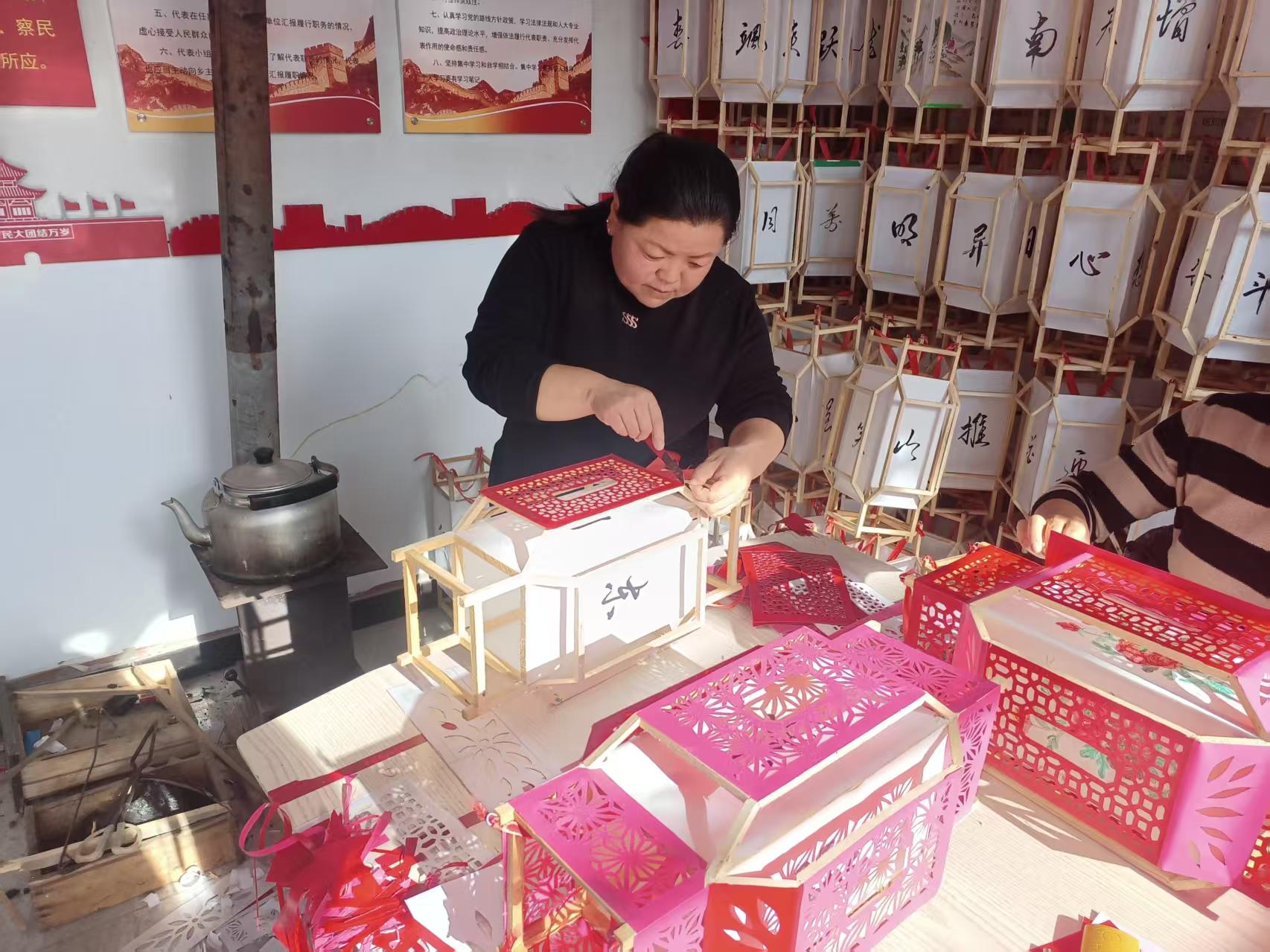 宮燈制作中。