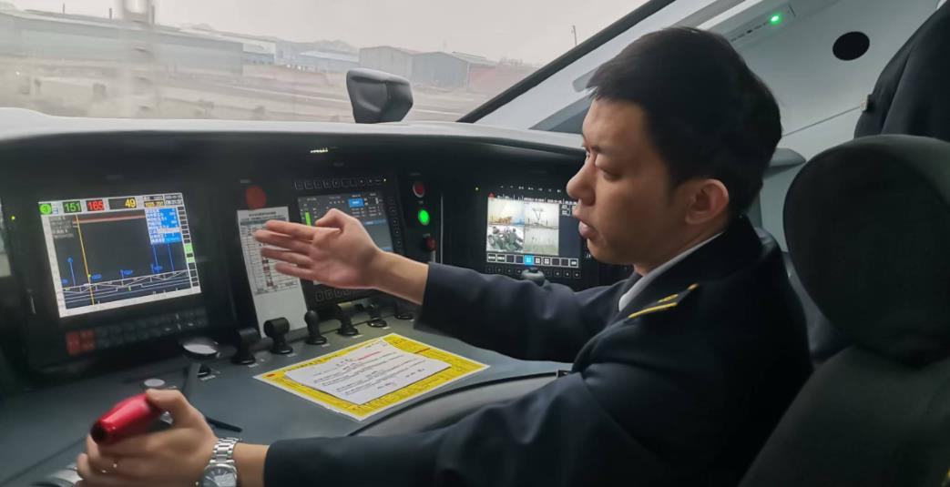 秦歡正在確認C149次列車運行中的各儀表數據。張秋生 攝