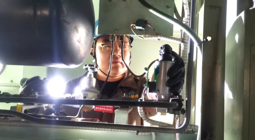 申涌增認真檢查電控閥性能。