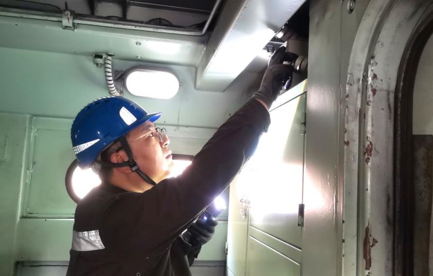 申涌增正在檢查輪軌潤滑電子控制器。張秋生 攝