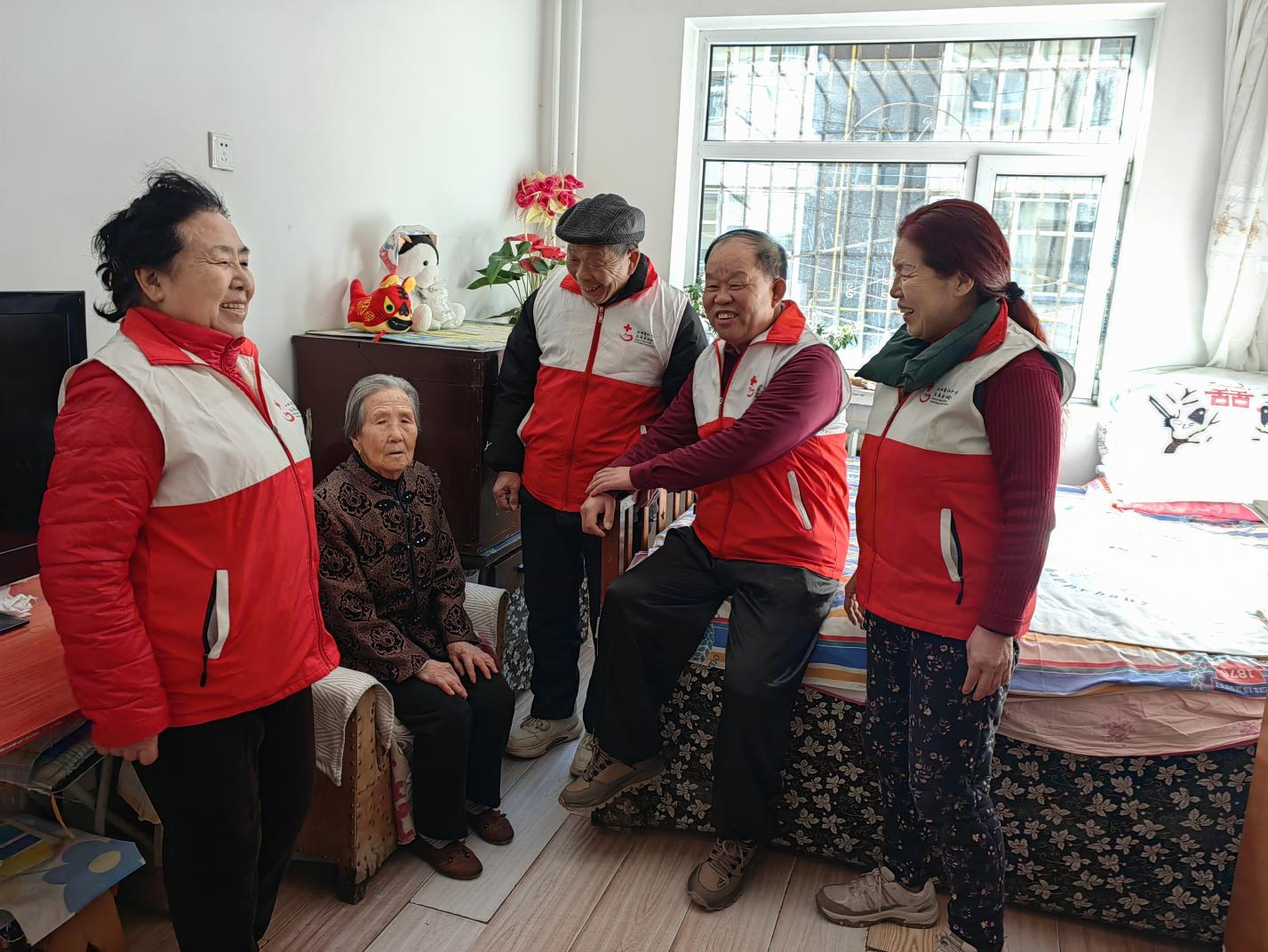 志愿者們走訪慰問荔春梅老人。人民網記者 趙芳攝