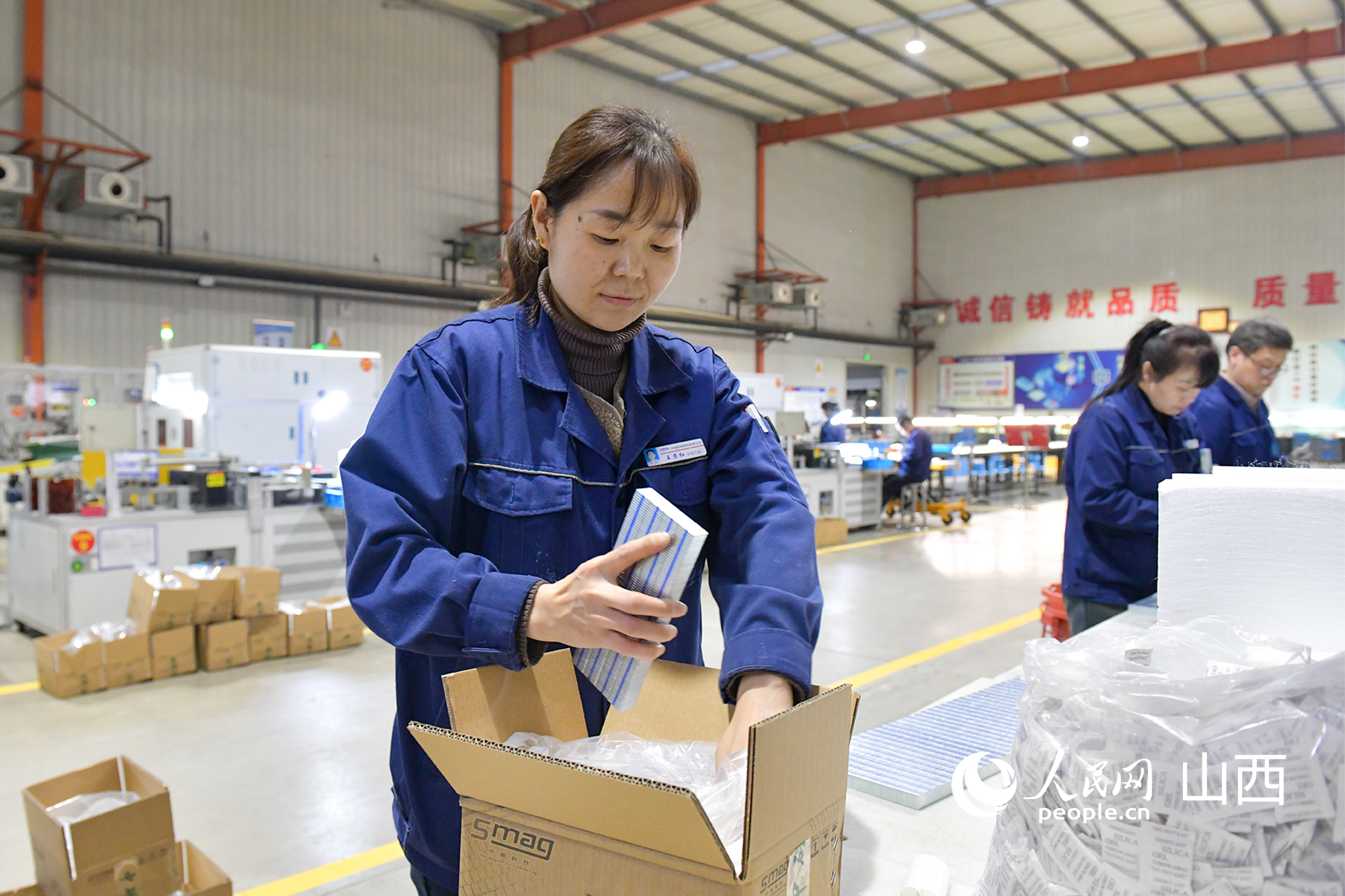 工作人員將產品打包裝箱。人民網記者 焦搏文攝