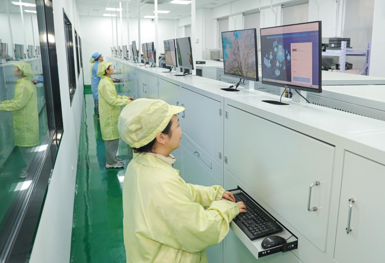 工作人員正在調試服務器。