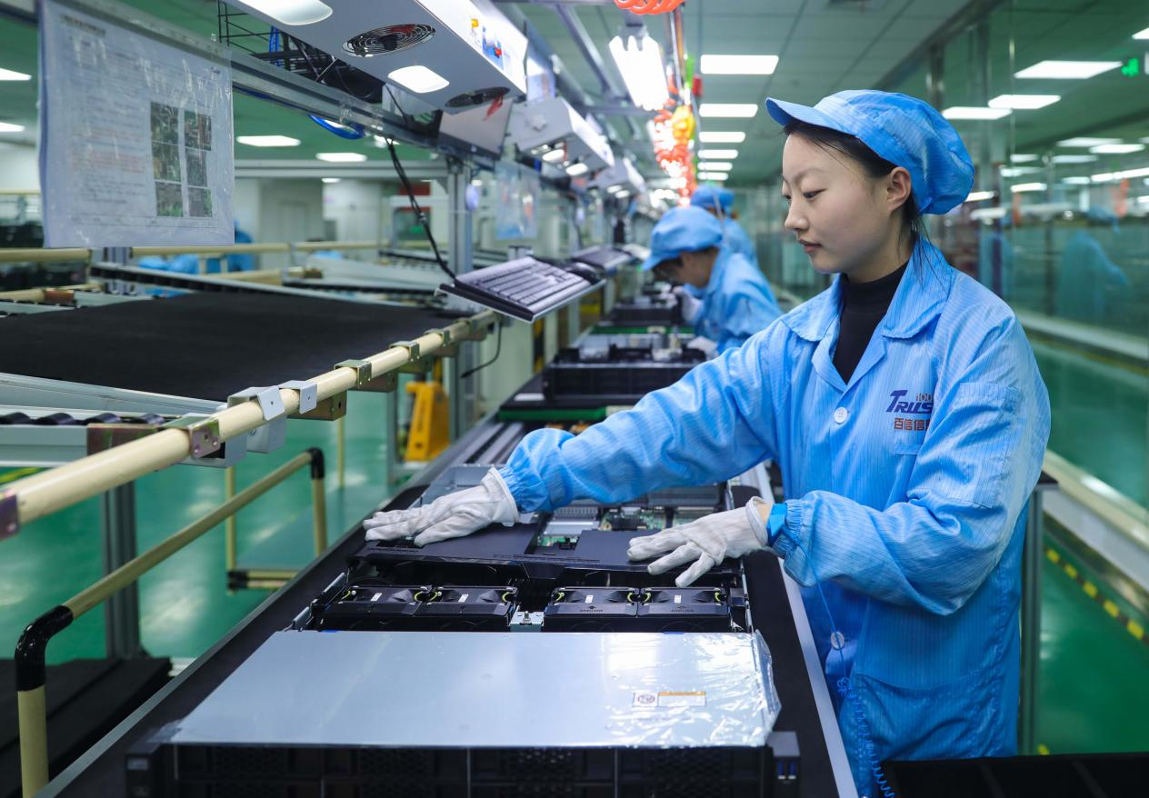 百信生產制造車間的自動化生產線。