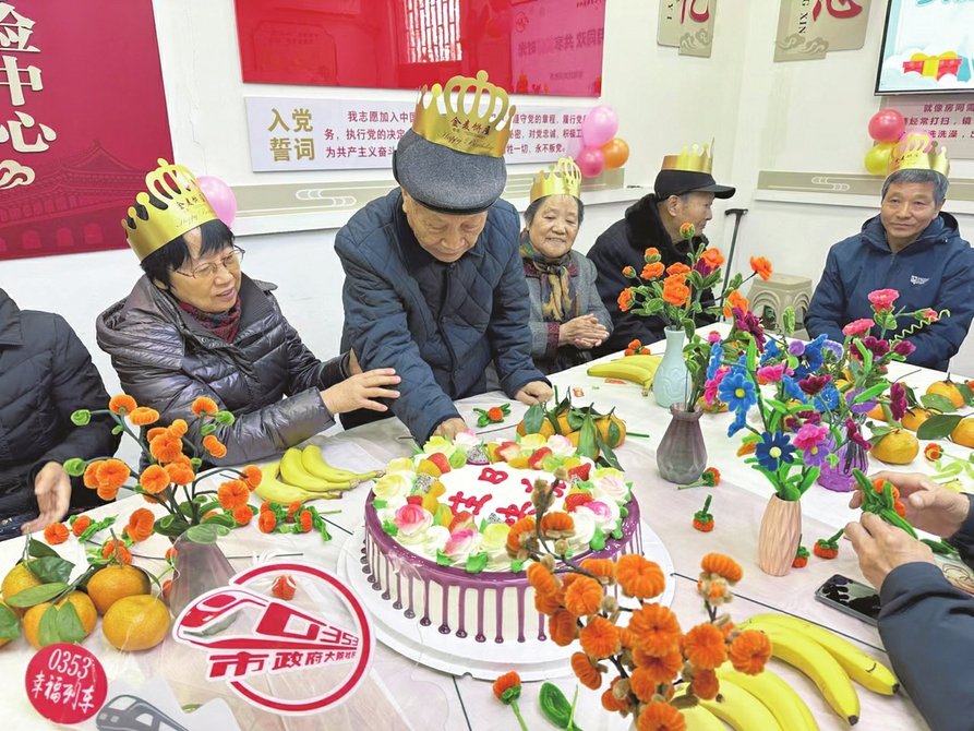 貼心的集體生日宴給“老壽星”帶來滿滿幸福感。