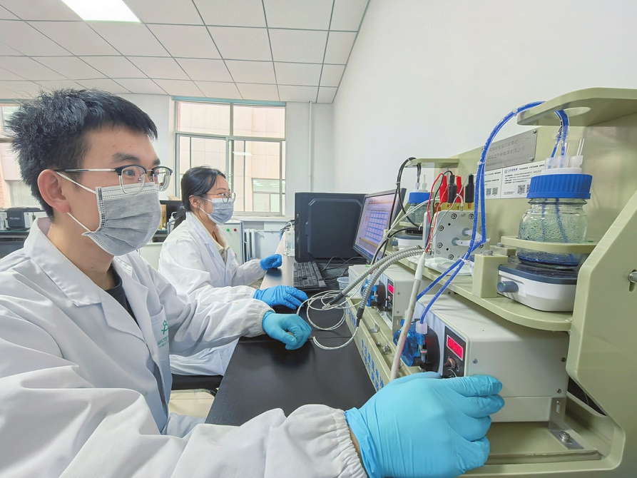 科研人員在測試電解水制氫性能。王若涵攝