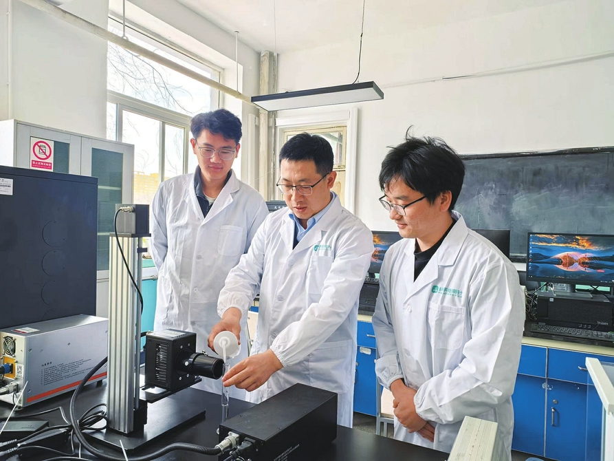 3月5日，太原理工大學化學與化工學院劉俊老師正帶著學生做實驗，主要圍繞山西省大宗煤基固廢資源化利用制備環保和建筑功能材料，展開基礎研究及產業化應用拓展。