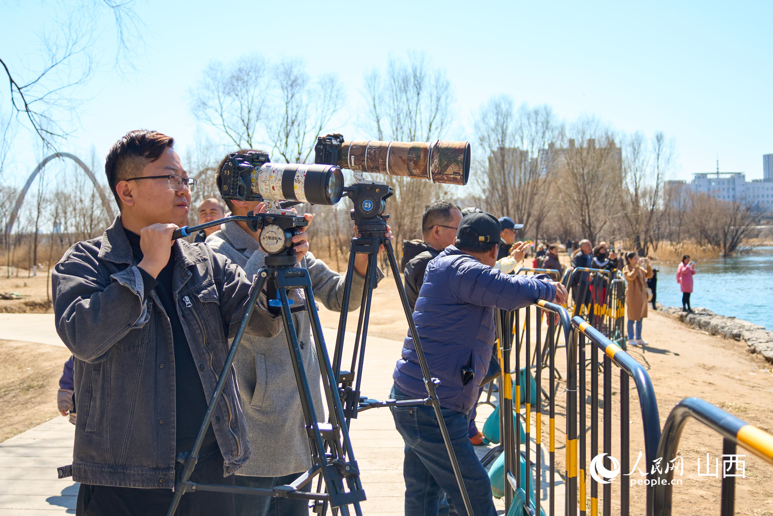 攝影愛好者在岸邊拍鳥。人民網記者 董童攝