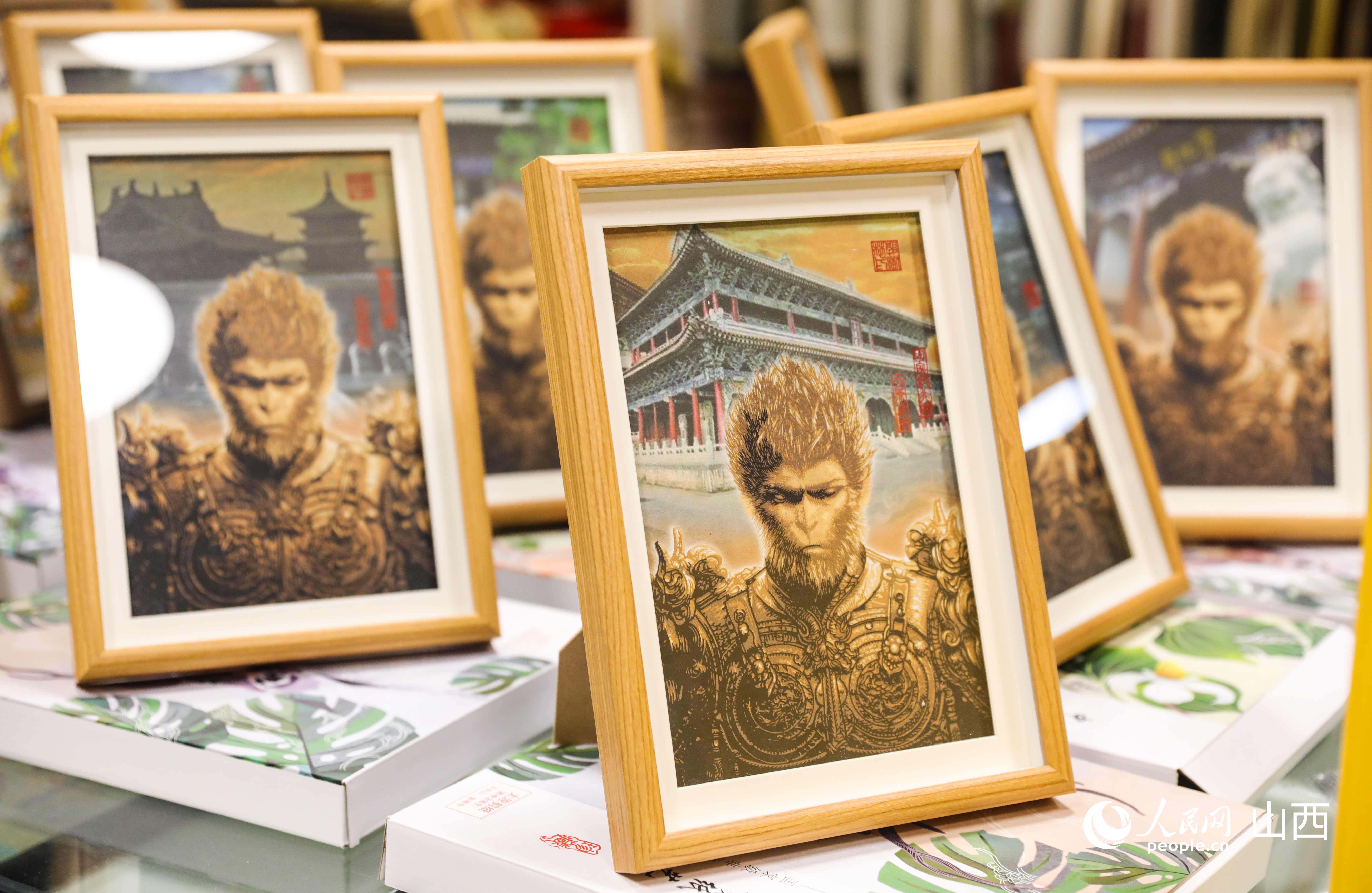 王銀鳳制作的一批由山西景區風光與“悟空”元素結合的文創產品。