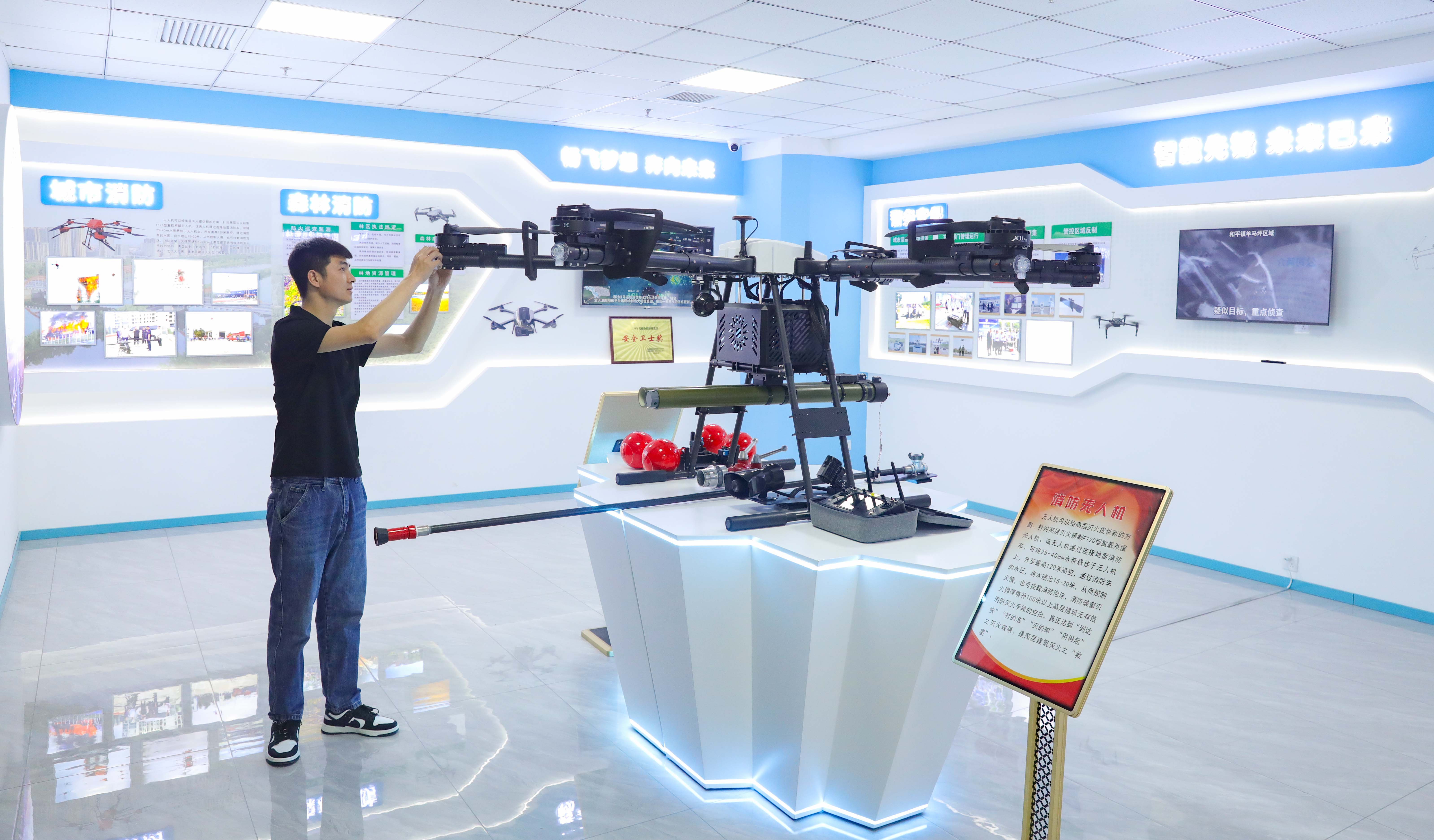 針對高層建筑滅火的消防無人機。人民網記者王帆攝