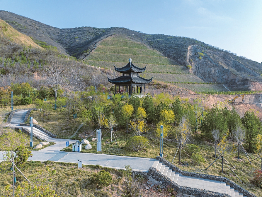  實施生態修復后的鳳凰谷廢棄礦山入口景色宜人。