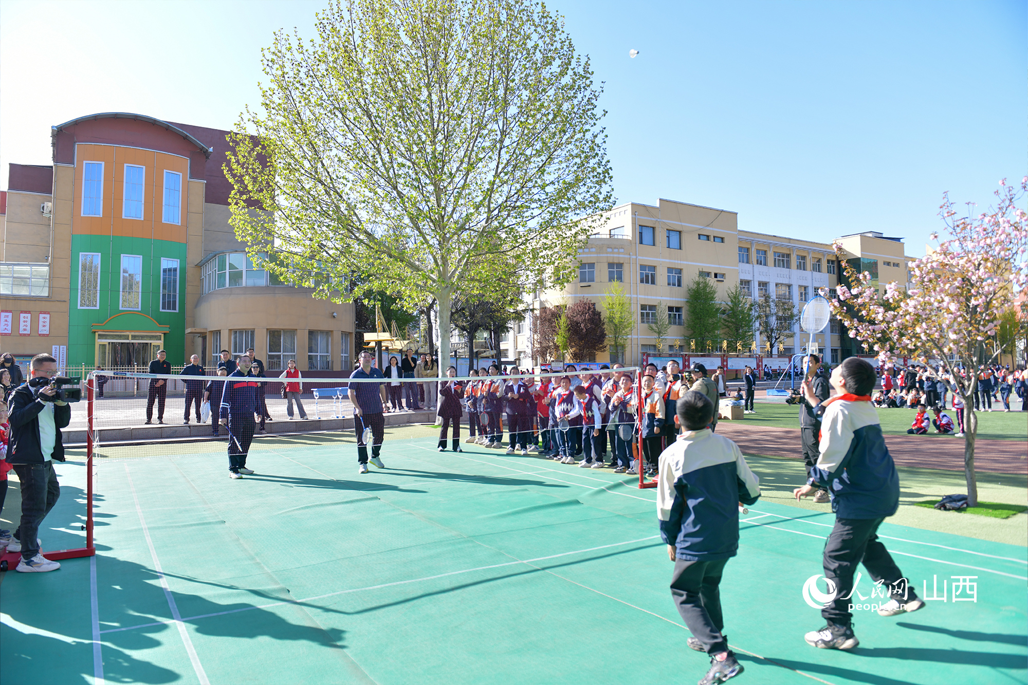 陳郁、何漢斌和同學們進行羽毛球雙打比賽。人民網記者 焦搏文攝