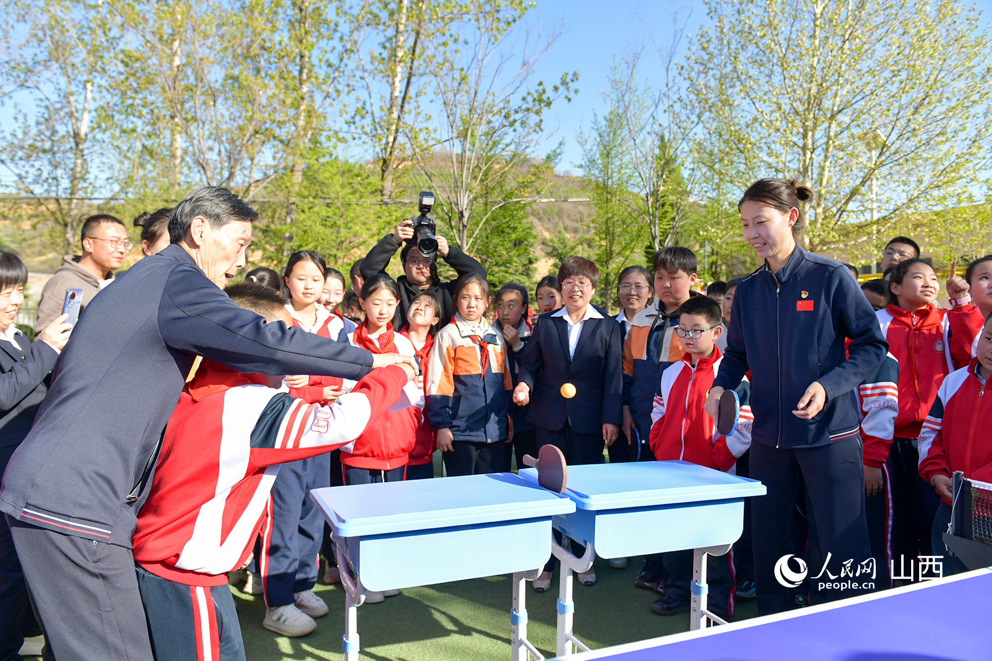 現場打起了“課桌乒乓球”。人民網記者 焦搏文攝