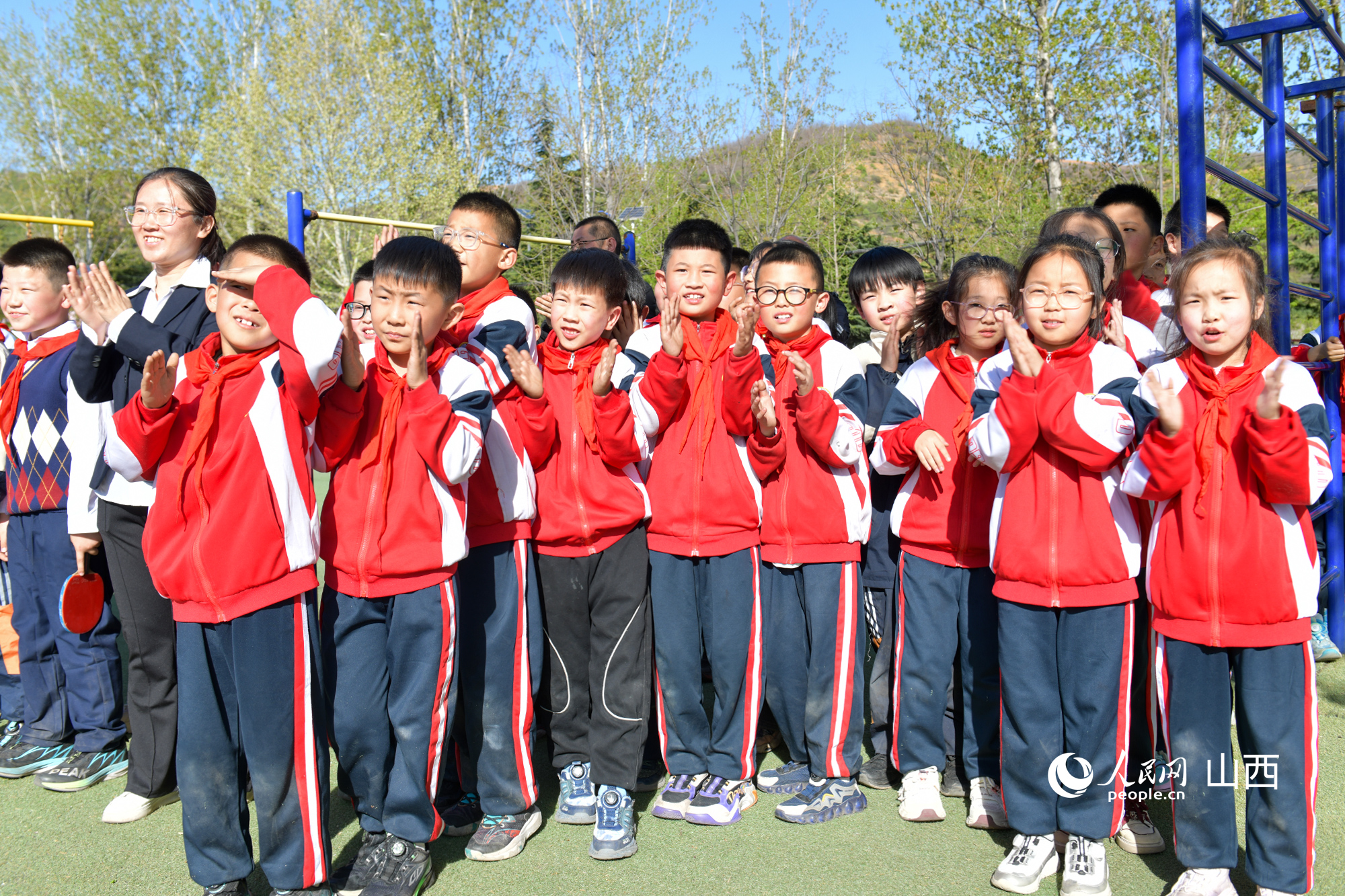 師生們歡迎遠道而來的客人。人民網記者 焦搏文攝
