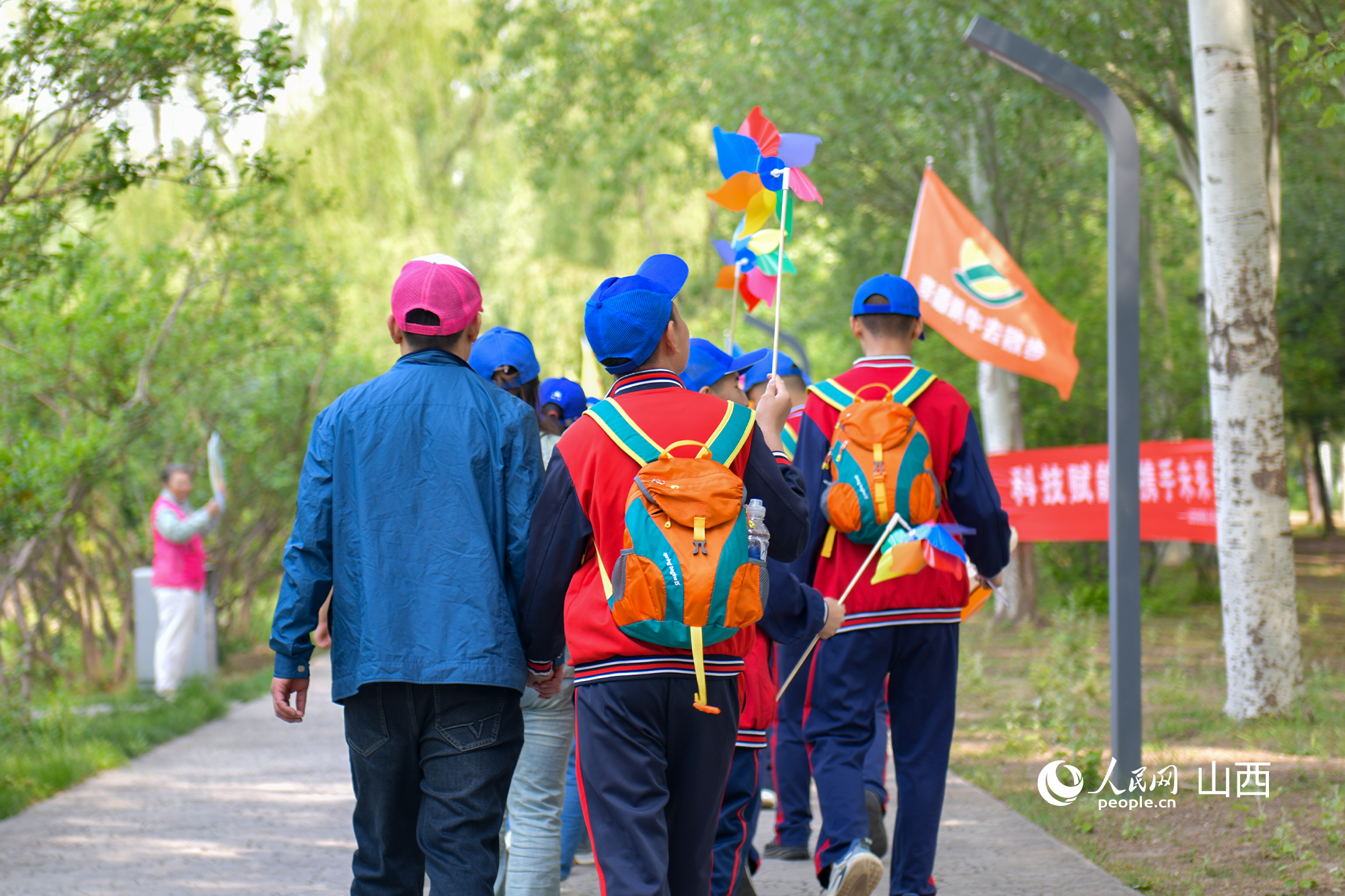 家長牽著孩子的手一起散步。人民網記者 焦搏文攝