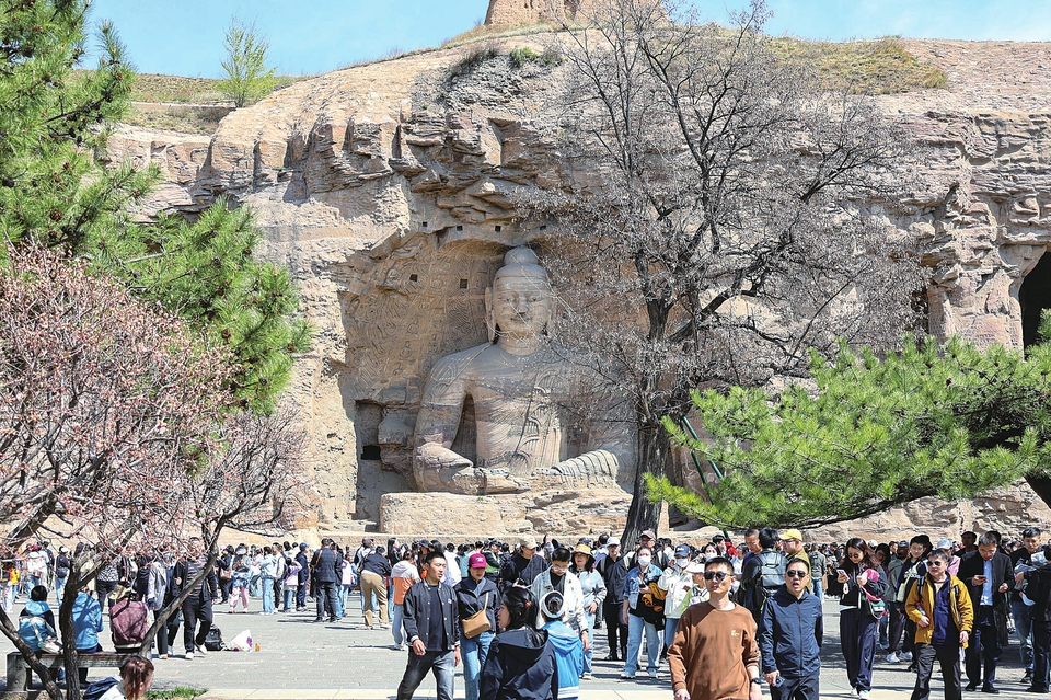 第20窟大佛前游人如織。