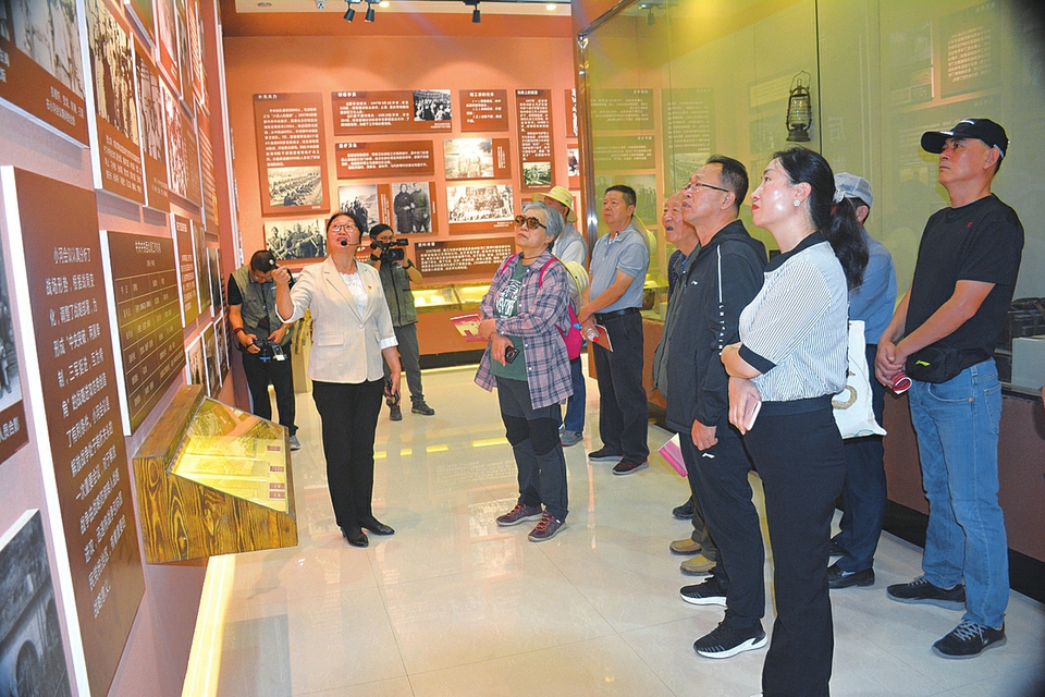 雙塔村中央后委駐臨縣歷史陳列室內，張海紅正在給參觀者講解。圖片由受訪者提供