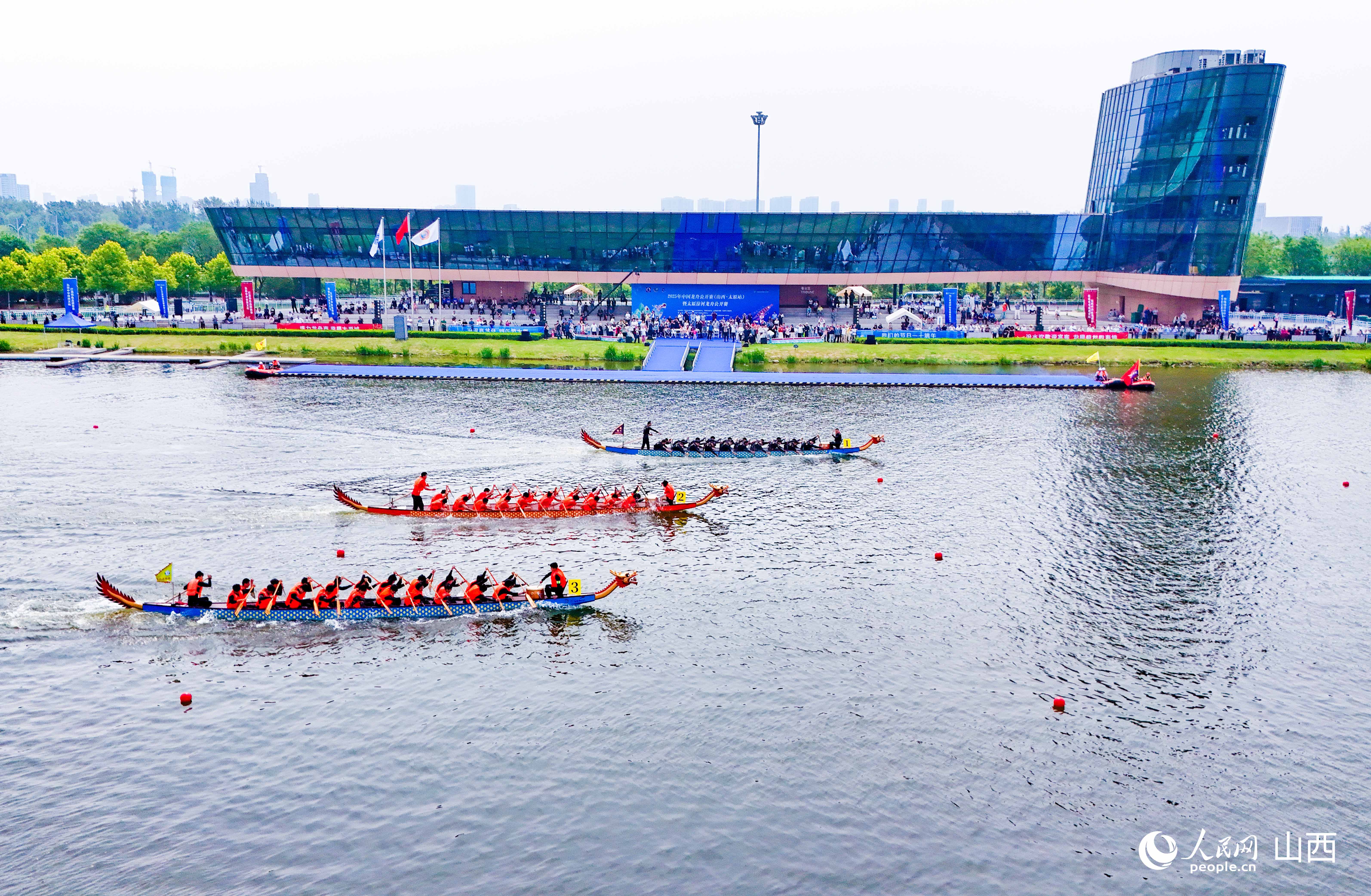 太原市水上運動中心龍舟競渡。