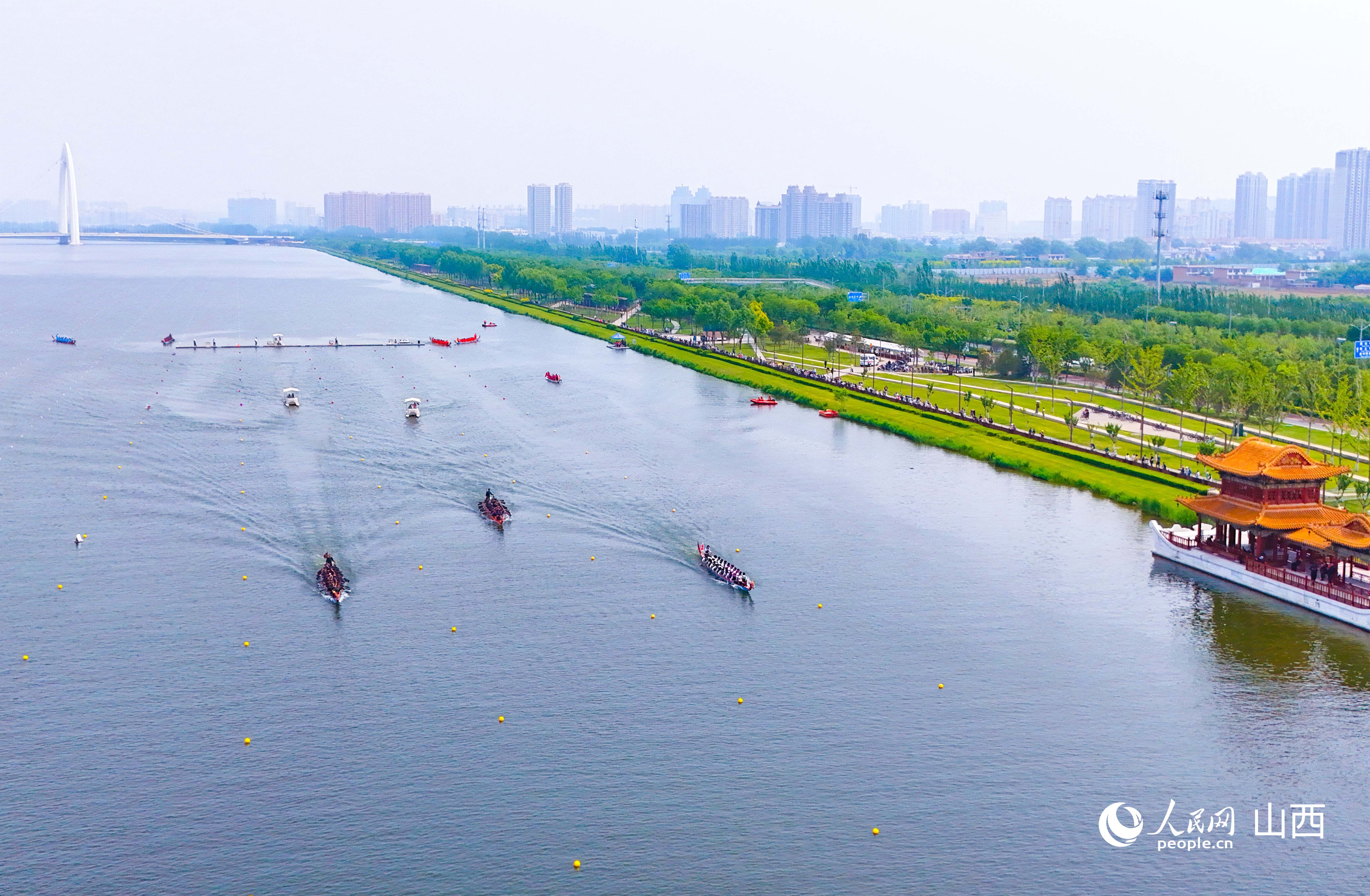 美麗汾河上，參賽隊勇往直前。