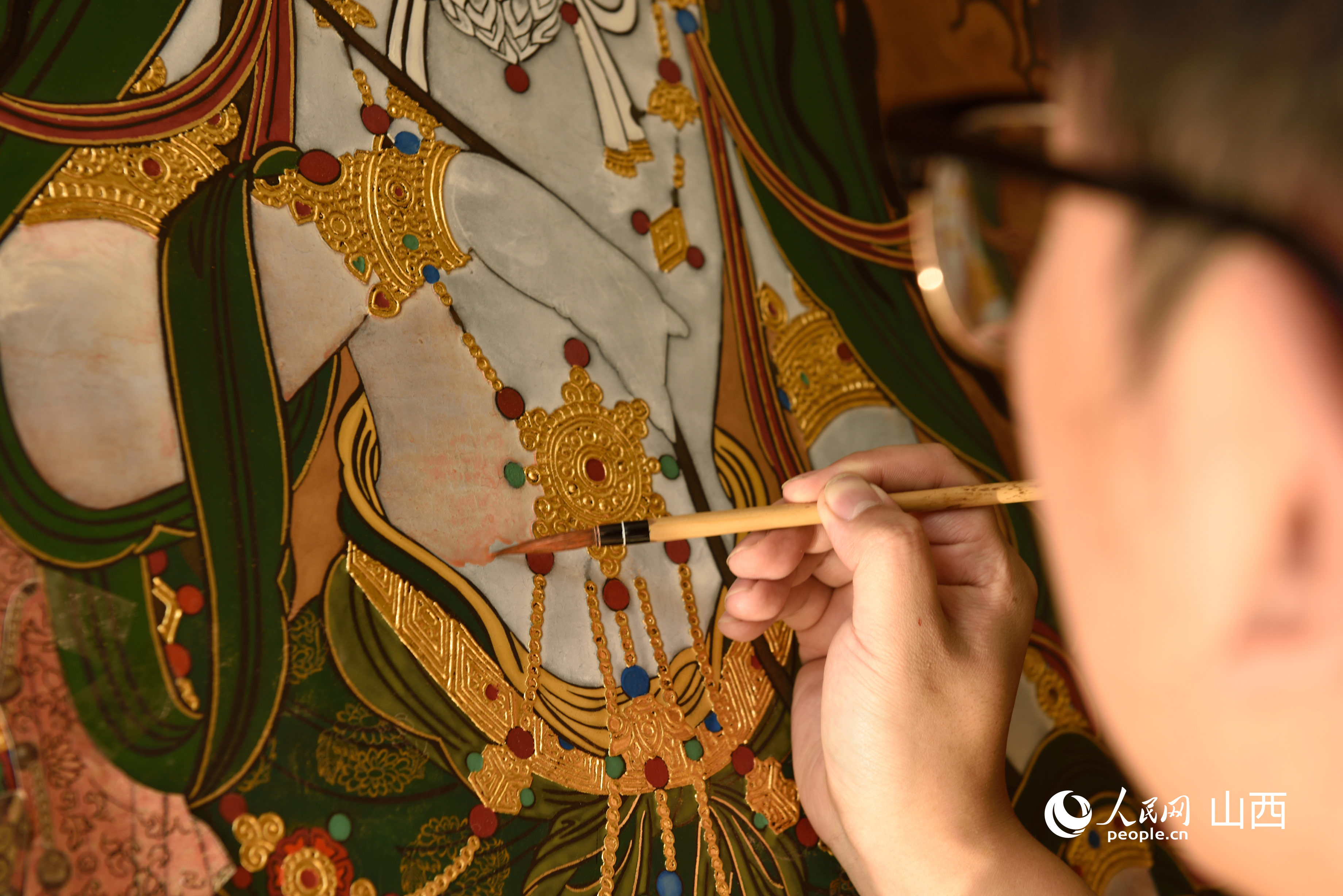 復原壁畫工作中瀝粉貼金的過程細節圖。