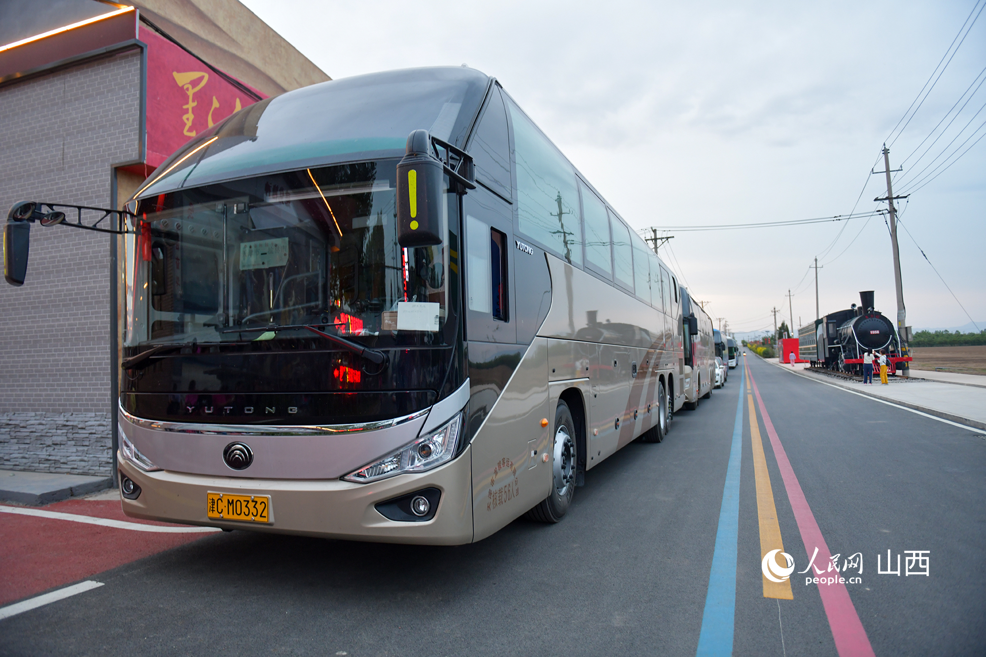 孝義市仁義村，外地旅游大巴在村里排起長隊。人民網記者 焦搏文攝