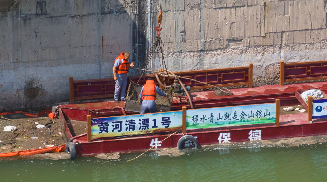 清漂打撈隊員正在工作。