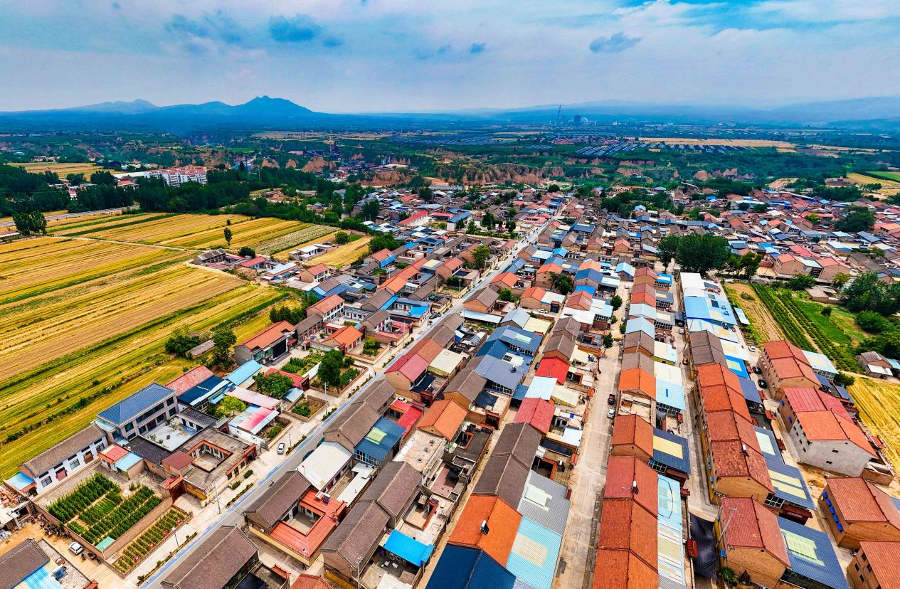 農家小院鱗次櫛比，藍天白云相映成趣。人民網記者 王帆攝