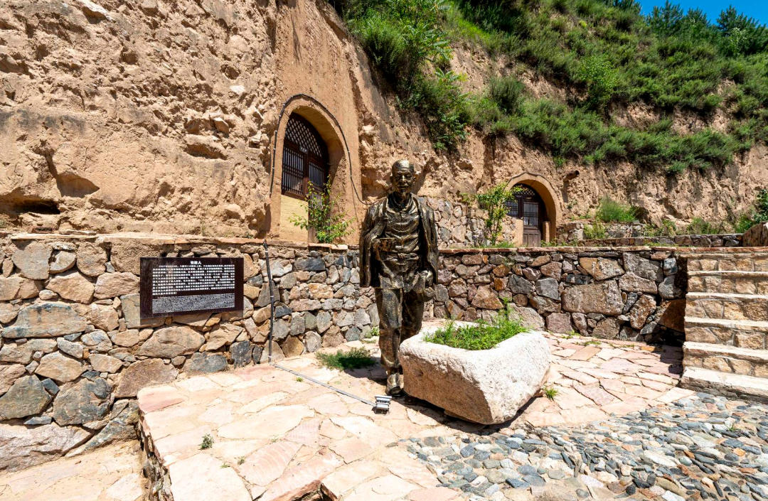 圖為當地勝利廣場的“抗日引路人”雕塑