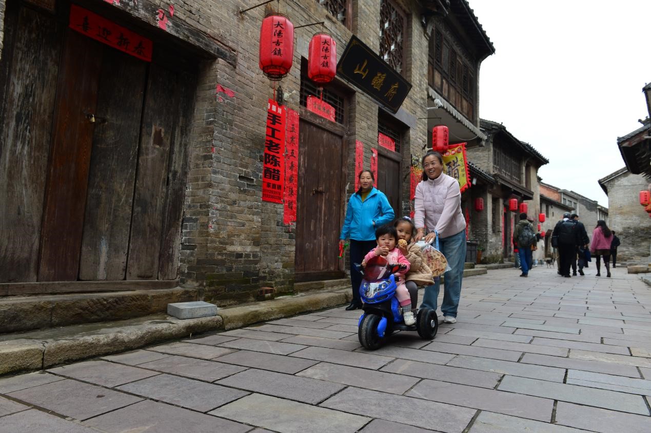 游客在晉城市澤州縣大陽古鎮游覽。陳斌攝